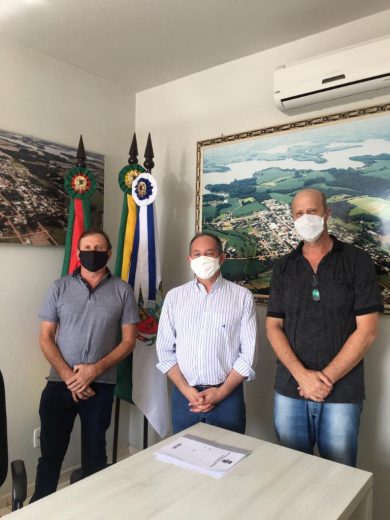 Ex-prefeito de Passo Fundo Luciano Azevedo visita prefeito Renato e vice Paulo