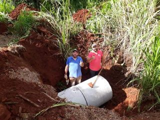 Secretarias de Obras e Urbanos realizam serviços de reparos e colocação de tubos de bueiros no interior 