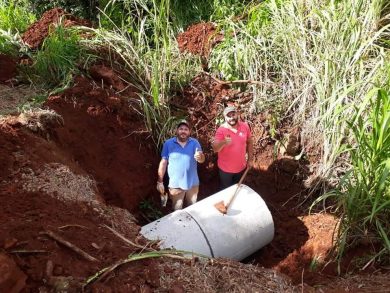 Secretarias de Obras e Urbanos realizam serviços de reparos e colocação de tubos de bueiros no interior 
