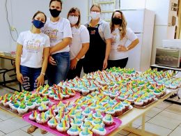 Cupcakes de aniversário são confeccionados pelo CRAS para comemorar 33 anos de Ernestina