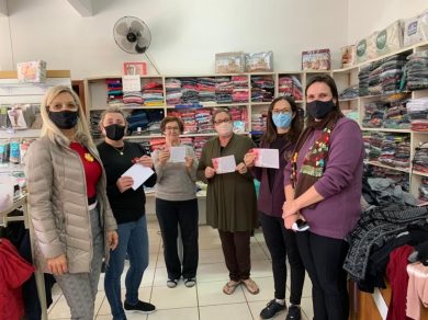 Prefeitura, Secretaria de Educação e CRAS – realizam entrega de lembrancinhas em homenagem ao Dia das Mães