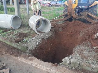 Secretaria de Serviços Urbanos realiza limpeza, conserto de tubulações e troca de bueiros