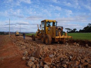 Prefeitura de Ernestina realiza “força tarefa” para recuperar estrada de acesso a ERS – 153 até a ponte que liga Ernestina a Nicolau Vergueiro