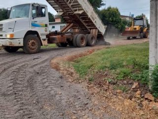Secretária de Serviços Urbanos a melhorias em ruas na área urbana de Ernestina