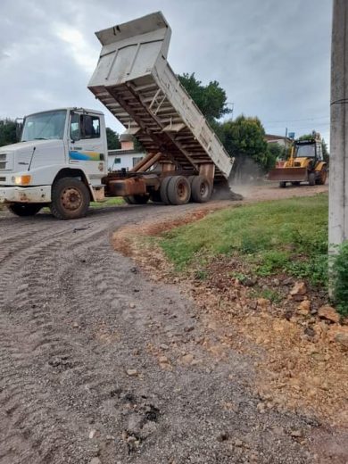 Secretária de Serviços Urbanos a melhorias em ruas na área urbana de Ernestina