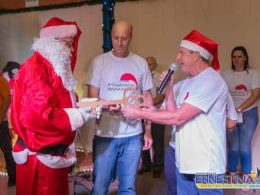 Abertura do 10° ErnestiNatal atrai grande público com chegada do Papai Noel e apresentações culturais