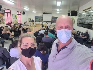 Prefeito em exercício Paulo Penz e Secretária de Educação Sueli Penz – participam de reunião da AMAJA/AMPLA em Carazinho
