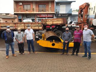 Prefeitura adquire rolo compactador de solos