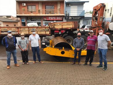 Prefeitura adquire rolo compactador de solos