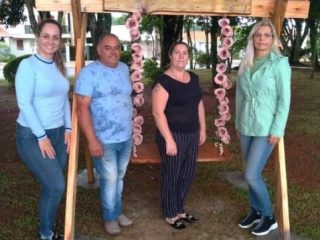 Prefeitura instala balanço com letreiro “Ernestina – RS” na Praça Municipal