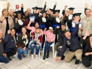 Prefeitura e CRAS participam de formatura de encerramento do Projeto Informática, Inclusão e Cidadania, uma parceria com a JF Cursos de Ernestina