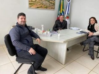 Prefeito Renato Becker recebe a visita do gerente regional da Emater