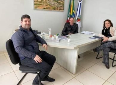 Prefeito Renato Becker recebe a visita do gerente regional da Emater