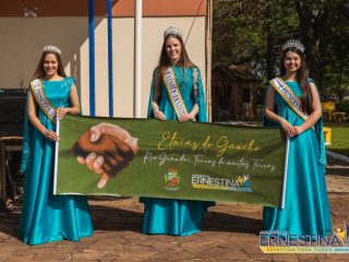 Desfile farroupilha marca 20 de setembro em Ernestina