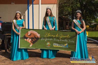 Desfile farroupilha marca 20 de setembro em Ernestina