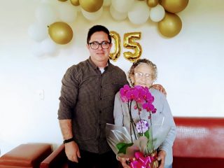Aos 105 anos, a moradora mais idosa do município de Ernestina, dona Luzia concede entrevista ao professor e historiador Alexandre Aguirre