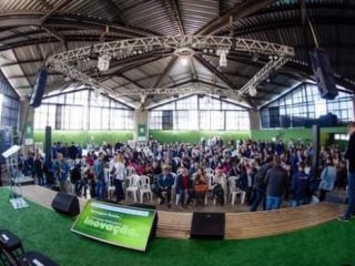 Prefeito Renato Becker participa da Assembleia Geral da FAMURS na Expointer