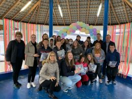 Prefeitura entrega uniformes para alunos da Rede Municipal de Ensino