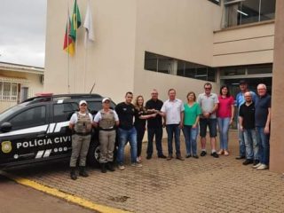 Prefeitura de Ernestina recebe nova viatura da Polícia Civil