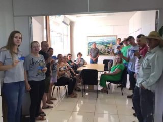 Prefeitura de Ernestina entrega cartões de vale-alimentação para os servidores municipais
