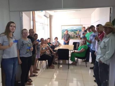 Prefeitura de Ernestina entrega cartões de vale-alimentação para os servidores municipais