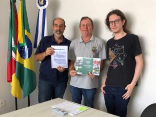 EMATER/ASCAR entrega relatório de atividades 2022 ao Prefeito Renato Becker