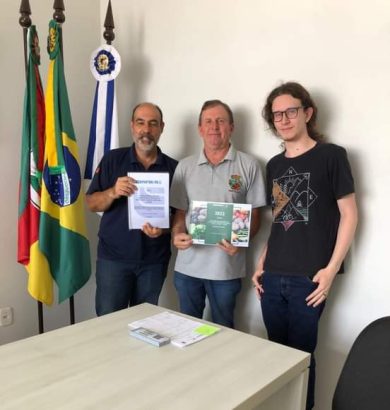EMATER/ASCAR entrega relatório de atividades 2022 ao Prefeito Renato Becker