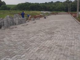 Prefeitura avança na infraestrutura e pavimentação com paver das ruas do futuro Núcleo Habitacional Educarte