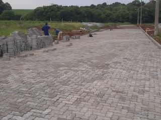 Prefeitura avança na infraestrutura e pavimentação com paver das ruas do futuro Núcleo Habitacional Educarte
