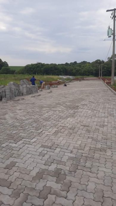 Prefeitura avança na infraestrutura e pavimentação com paver das ruas do futuro Núcleo Habitacional Educarte