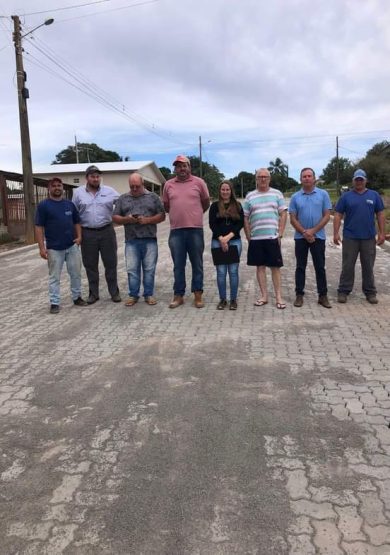 Prefeitura entrega pavimentação com paver da rua Ernesto Goedel