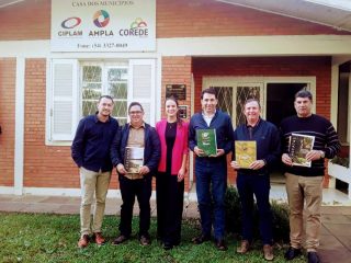 Prefeito Renato Becker recebe Inventário Turístico do município de Ernestina