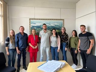 Prefeito Renato Becker participa do ato de assinatura do contrato para início de construção de casas do Núcleo Habitacional Educarte