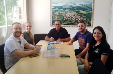 Parceria pelo desenvolvimento econômico de Ernestina marca reunião do prefeito Nico com a Acipae