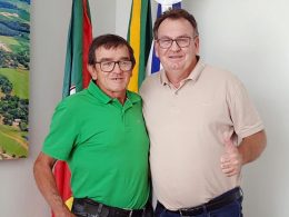 Prefeito Nico dialoga com morador sobre fortalecimento da bacia leiteira e apoio à agricultura familiar