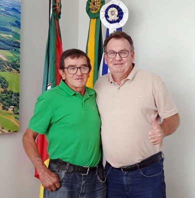 Prefeito Nico dialoga com morador sobre fortalecimento da bacia leiteira e apoio à agricultura familiar