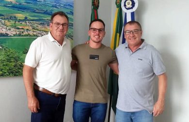 Prefeito Nico e vice Leonir reúnem-se com o vereador Elian
