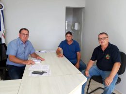 Prefeito Nico e vice-prefeito Leonir recebem vereador Maurício para tratar sobre estiagem em Ernestina