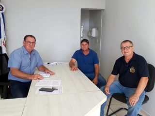 Prefeito Nico e vice-prefeito Leonir recebem vereador Maurício para tratar sobre estiagem em Ernestina