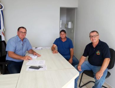Prefeito Nico e vice-prefeito Leonir recebem vereador Maurício para tratar sobre estiagem em Ernestina
