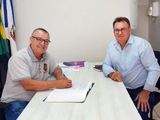 Prefeito Nico reassume como chefe do Executivo de Ernestina após viagem à Assembleia da Famurs