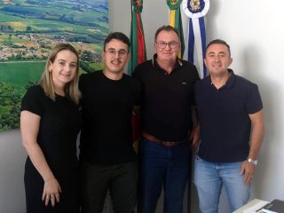 Registro de agenda: médico recém-formado é recebido pelo prefeito Nico