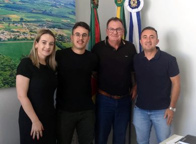 Registro de agenda: médico recém-formado é recebido pelo prefeito Nico
