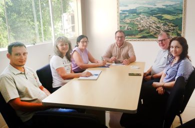 Reunião alinha quadro de profissionais da Educação e calendário escolar de 2025 em Ernestina