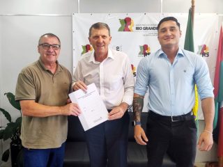 Vice-prefeito Leonir busca oportunidades para Ernestina em reunião com o secretário estadual do Trabalho