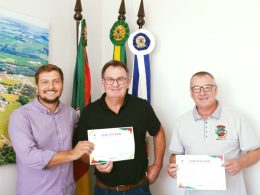 Prefeito Nico e vice Leonir de Ernestina recebem certificado de reconhecimento