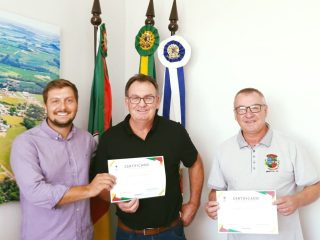 Prefeito Nico e vice Leonir de Ernestina recebem certificado de reconhecimento