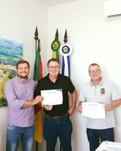 Prefeito Nico e vice Leonir de Ernestina recebem certificado de reconhecimento