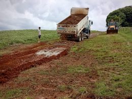 Administração municipal intensifica trabalho de recuperação e revitalização das estradas rurais em Ernestina