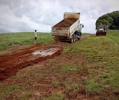 Administração municipal intensifica trabalho de recuperação e revitalização das estradas rurais em Ernestina